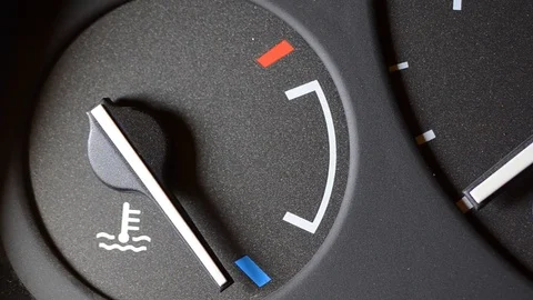 Engine temperature indicator on the car dashboard.Motor temperature sensor auto Vidéo 102622720