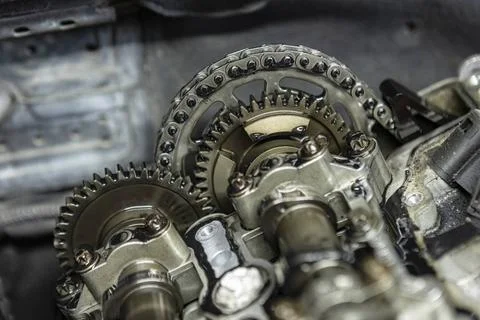 Engine timing chain Engine timing chain detail in a workshop during mainte... 库存照片