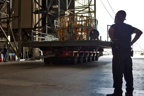The engine vertical installer for NASAs Space Launch System (SLS) is insi.. 스톡 사진