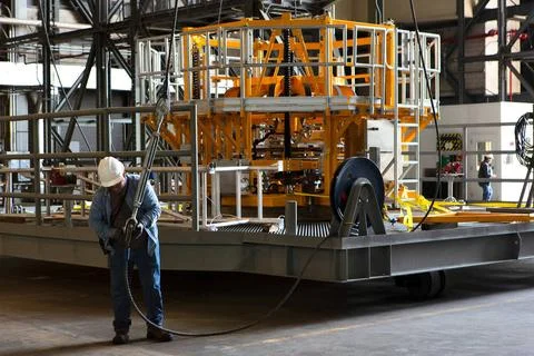 The engine vertical installer for NASAs Space Launch System (SLS) is insi.. Fotos de archivo