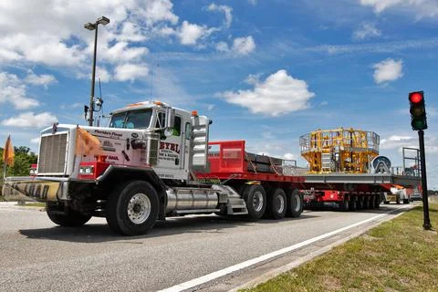 The engine vertical installer for NASAs Space Launch System (SLS) arrives.. Fotos de archivo