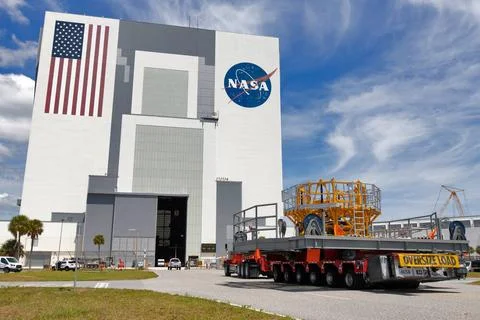 The engine vertical installer for NASAs Space Launch System (SLS) arrives.. 库存照片