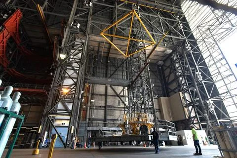 The engine vertical installer for NASAs Space Launch System (SLS) arrives.. 스톡 사진