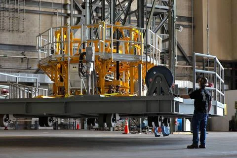 The engine vertical installer for NASAs Space Launch System (SLS) is insi.. Fotos de archivo