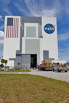 The engine vertical installer for NASAs Space Launch System (SLS) arrives b.. Fotos de archivo