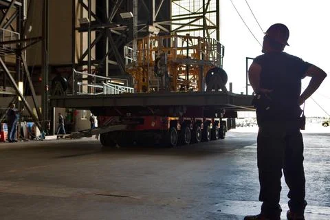 The engine vertical installer for NASAs Space Launch System (SLS) is inside.. Fotos de archivo