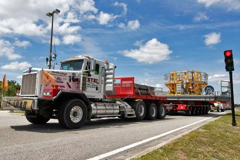 The engine vertical installer for NASAs Space Launch System (SLS) arrives b.. Stock Photos