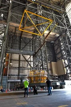 The engine vertical installer for NASAs Space Launch System (SLS) is inside.. 스톡 사진
