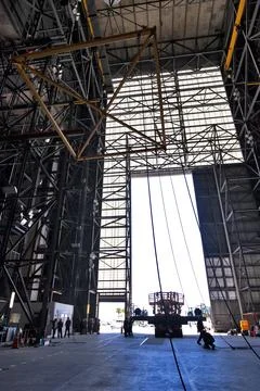 The engine vertical installer for NASAs Space Launch System (SLS) arrives i.. Fotos de archivo