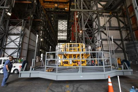 The engine vertical installer for NASAs Space Launch System (SLS) arrives i.. 库存照片