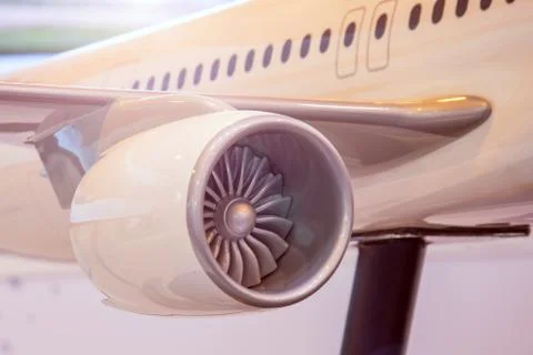 Engine on the wing of the aircraft with a warm backlight. Foto stock