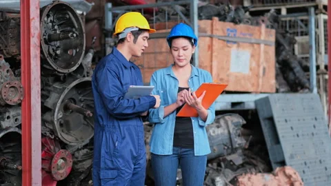 Engineer and adminstrator talk together and shake hand Stock Footage 142523494