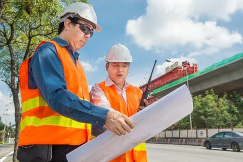 Engineer and Architect or Foreman wear white hardhat and Glow safety cloth me Foto stock