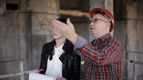 Engineer and Builder to discuss the plan of construction or restoration of the Vídeo Stock 96530844