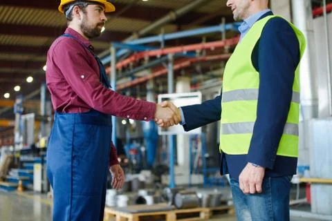 Engineer and foreman shake hands after successfully discussing a new project. Foto stock
