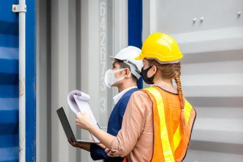 Engineer and foreman worker team checking containers box from cargo Fotos de archivo