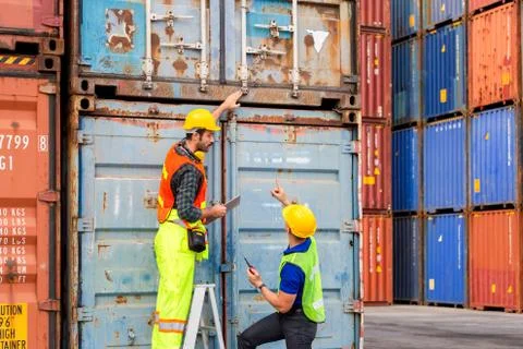 Engineer and foreman worker team checking containers box from cargo, Teamwork Foto stock