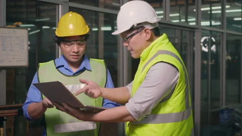Engineer and manager wear uniforms safety feeling upset with the engine machine Vídeos de archivo 156503440