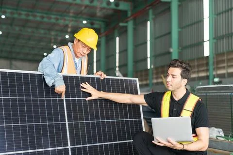 Engineer and technician working together in solar power plant. 库存照片