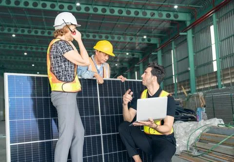 Engineer and technician working together in solar power plant. Foto stock