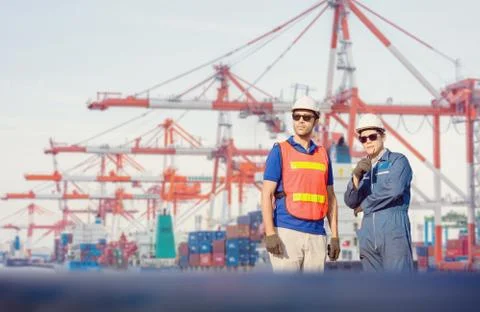 Engineer and Worker man in hardhat and safety vest checking control loading c Stockfoto's