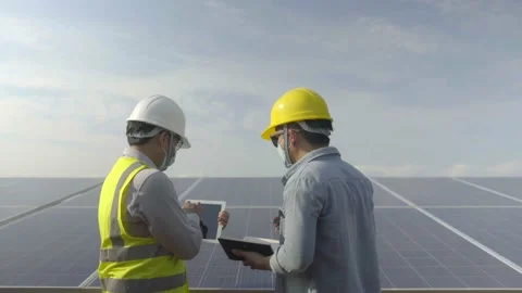 The engineer and worker working together in the solar panel power station ren Vídeos de archivo 173365700