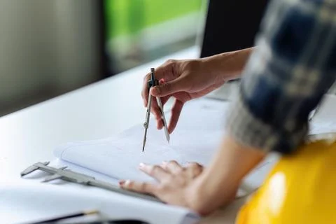 Engineer are planning a structure sketch with circular tools. Complete with Fotos de archivo