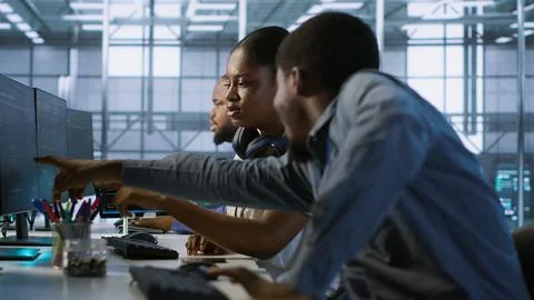 Engineer arrives in data center, puts headphones on, implementing AI systems Foto stock