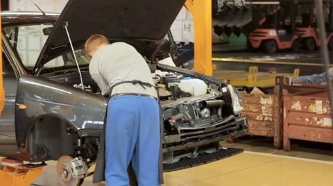 Engineer assemble car's engine on the conveyor Vidéo 66507309