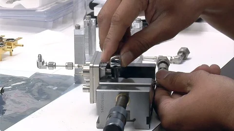 Engineer assembling micro valves of SAM at Goddard Space Flight Center - 2012 Vidéo 112230710