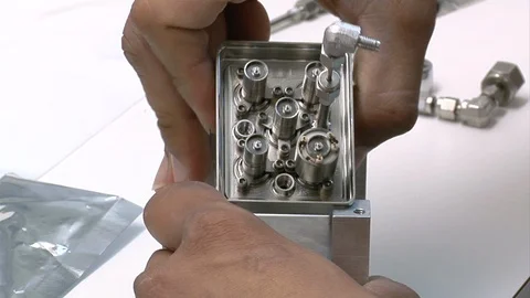 Engineer assembling micro valves of SAM at Goddard Space Flight Center - 2012 Vidéo 112230740