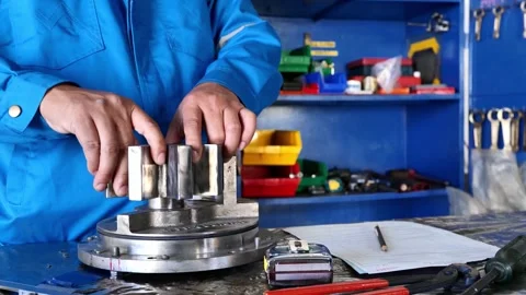 Engineer Assembling Parts for Accuracy Testing in Industrial Workshop 库存影片 297919549