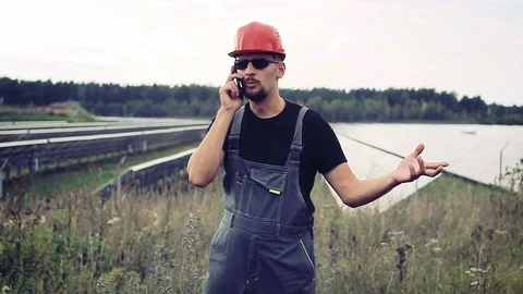 Engineer on the background of solar panels Stockbeeldmateriaal 94554977