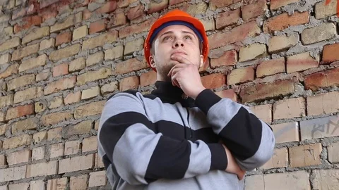 Engineer builder thinks about the object Vidéo 73465477