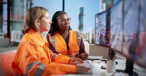 Engineer Carefully Monitors 3D Digital Twin Software Predicting Refinery Perf Stockfoto's