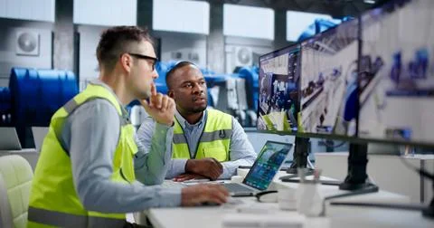 Engineer Carefully Monitors Real-time 3D Simulation Software On Laptop. Foto stock