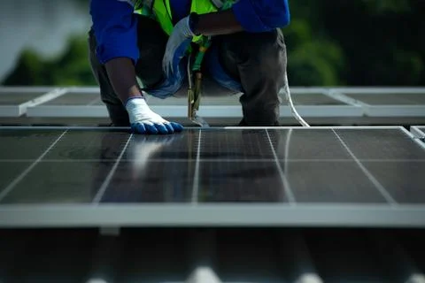 Engineer in charge of solar panel installation The installation of solar ener 库存照片