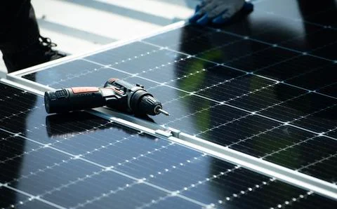 Engineer in charge of solar panel installation The installation of solar ener 库存照片