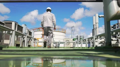 Engineer check aircondition unit Stockbeeldmateriaal 164920710