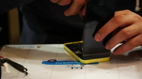 Engineer check new display on smartphone, during cellphone repair 스톡 동영상 59974136