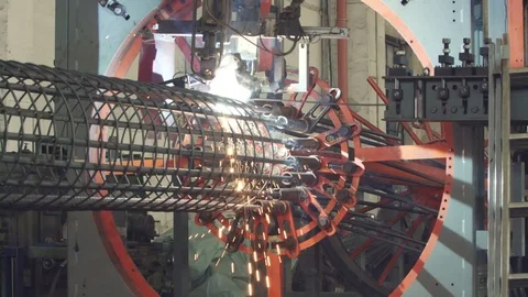 Engineer checking and controlling welding automatic machine in mechanical worksh Vídeo Stock 121189987