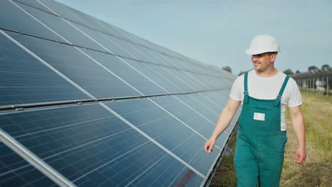 Engineer is checking the operation of sun and cleanliness of photovoltaic solar 스톡 동영상 158820363