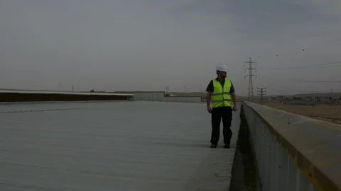 Engineer checking roof construction during sandstorm. low light, hard dust. 스톡 동영상 108548923