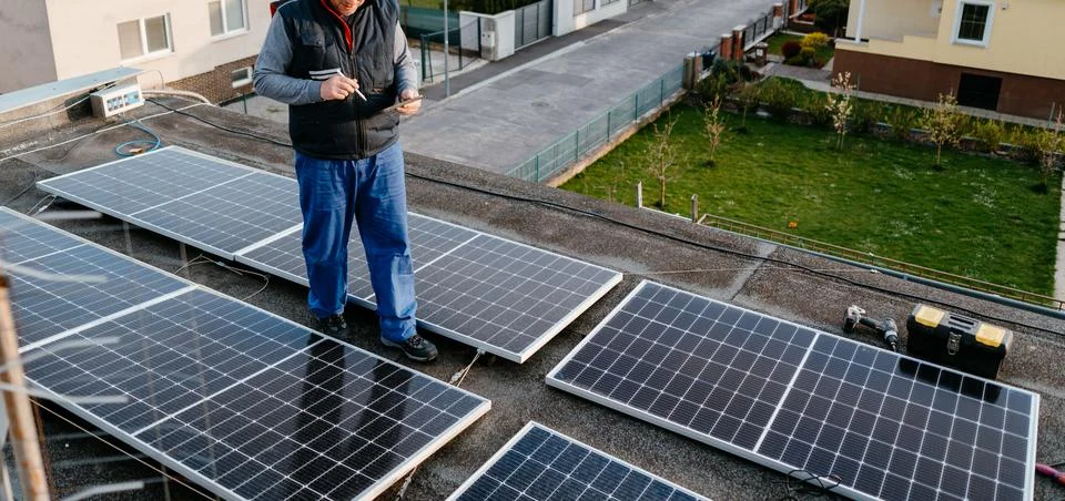 Engineer checking solar panel setup. Using smart app in tablet Foto stock