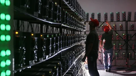 Engineer checks data centre equipment Vídeo Stock 96065935