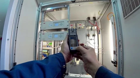 Engineer checks the gas level of the personal gas analyzer Drager at his workpla 스톡 동영상 79053821