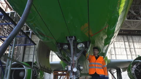 Engineer checks the operation of the hatch of the front landing gear of the Vídeos de archivo 95648827
