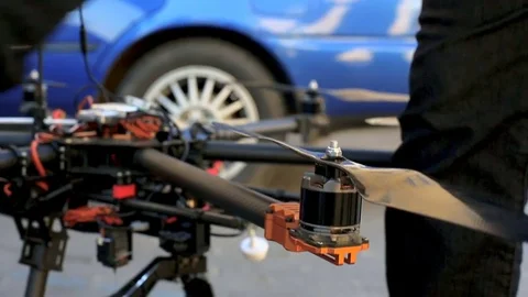 The engineer checks the screws on the copter before take-off. Vídeo Stock 75863085
