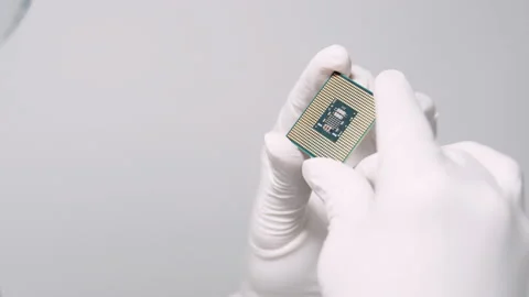 Engineer in Cleanroom suit holds CPU processor hand. Chip Fabrication laboratory Vídeos de archivo 158075003