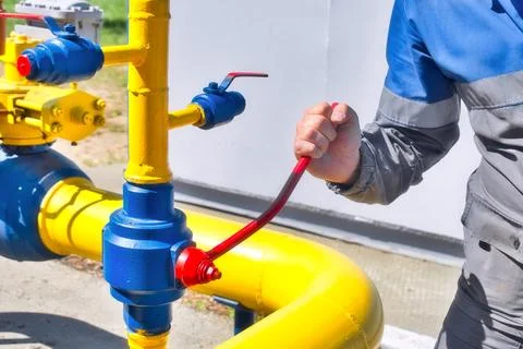 Engineer closes tap of gas pipe. Shutdown of natural gas supply. Man's hand Stock-Fotos